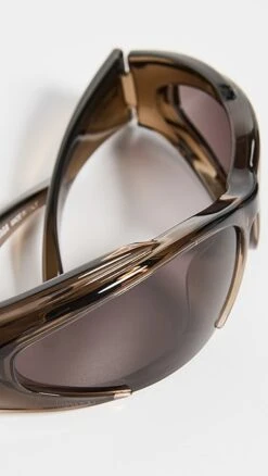 Balenciaga Reverse Xpander Sporty Sunglasses 8 Balenciaga Reverse Xpander Sporty Sunglasses -Deals Madewell Store balen30122202be 1675112478587 2 0. UX357 QL90